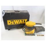DeWalt 1/4sheet Palm Finish Sander + Case