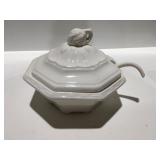Soup bowl with lid and ladle
