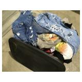 Large tote of clothing sizes, unknown