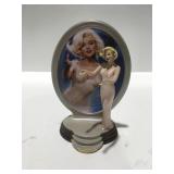 Marilyn Monroe diamonds and pearls figure