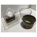Wire baskets painted metal pan