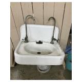 PORCELAIN WALL SINK