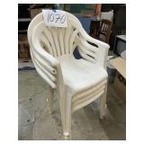 4 plastic lawn chairs