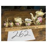 Porcelain serving set