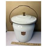 Enamel chamberpot with lid