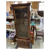 Six gun rifle cabinet no  keys or lock