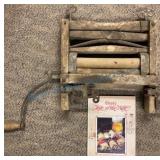 Hand-Crank Clothes Wringer Device