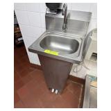 SS HAND SINK W PEDAL