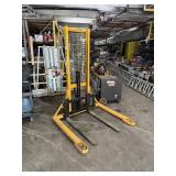 YELLOW PALLET JACK 2200 LBS