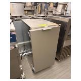 UNDERCOUNTER ICE MAKER
