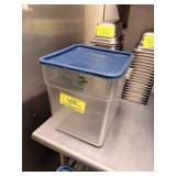 CAMBRO CONTAINERS W LID