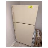 TOP FREEZER GE REFRIGERATOR