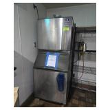 MANITOWOC  ICE MACHINE W / BIN