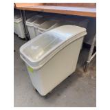 Bakers Mark White Ingredient Bin With Lid