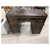 Kneehole Desk (31' tall, 40' x 20')