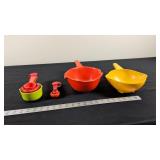 MEASURING CUPS AND STRAINERS
