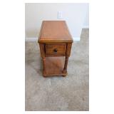 OAK SIDE TABLE 23' TALL X 22' X 13'