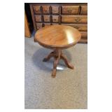 OAK SIDE TABLE 22' TALL X 23'