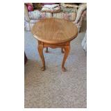 OAK SIDE TABLE 22' TALL X 27' X 21'