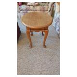 OAK SIDE TABLE 22' TALL X 27' X 21'