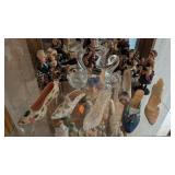 FIGURINES