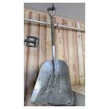 SCOOP SHOVEL