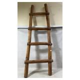 LuxenHome 4-rung solid wood blanket ladder