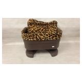 Small pet bucket seat.