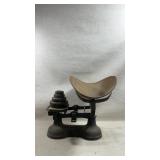 Vtg cast iron shop balance scale w/ set of four