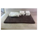 Assortment of bathroom mats & towelettes