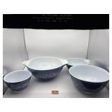 SET OF 4  VINTAGE PYREX BOWELS