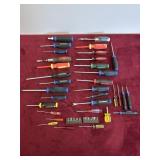 TOOL LOT OF SCREW DRIVERS