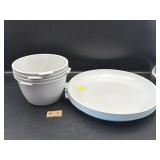 SET OF PLASTIC BOWLS AND PLATES
