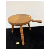 SHORT MAPLE STOOL WITH CARRYING HANDLE