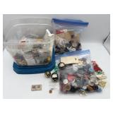 LARGE SELECTION OF VINTAGE BUTTONS