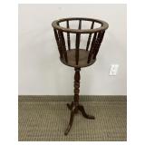 WOODEN PLANT STAND