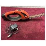 BLACK AND DECKER SMALL BATTERY POWER HEDGE TRIMMER