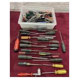 SELECTION OF ASSORTED SCREW DRIVERS