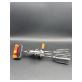 VINTAGE BAKELITE HANDLED HAND MIXER