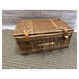 WICKER PICNIC BASKET