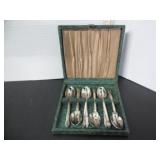 VINATGE CASED SILVER PLATE DESSERT CUTLERY SET