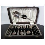 VINTAGE CASED SHEFFIELDS SILVER PLATE CUTLERY SET
