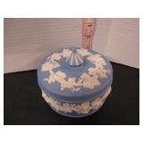 1956 WEDGEWOOD JASPERWARE COVERED TRINKET BOX