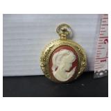 OLD GOLD TONE CAMEO LADIES COMPACT WITH MIRROR