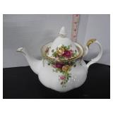 ROYAL ALBERT OLD COUNTRY ROSES TEAPOT
