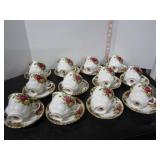 12 ROYAL ALBERT OLD COUNTRY ROSES CUPS & SAUCERS