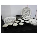 LOT OF MID CENTURY CROWN LYNN DINNERWARE