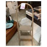 FOLDING 2-STEP LADDER