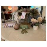 LOT OF DECORATIVE ACCESSORIES