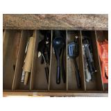 CONTENTS OF 5 KITCHEN DRAWERS